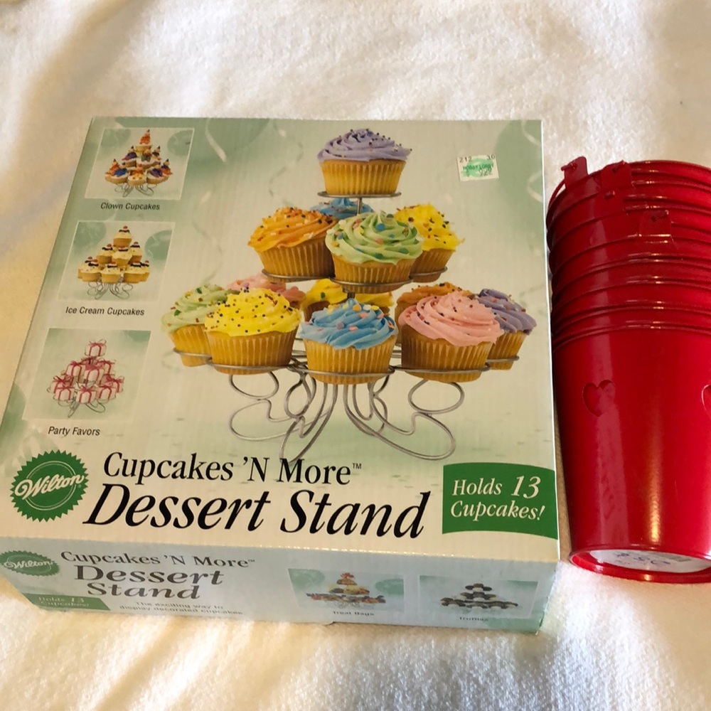 NWT Wilton cupcake stand